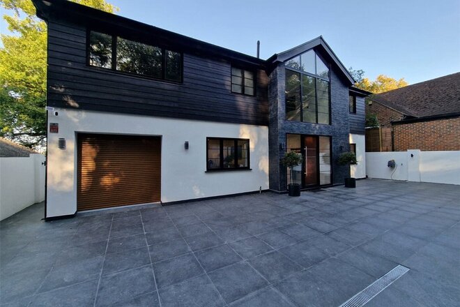 Wellington Avenue, Surrey, GU25