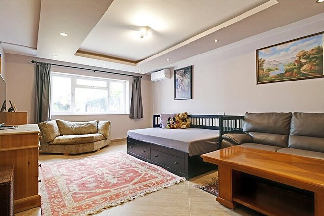 Great West Road, Isleworth, TW7
