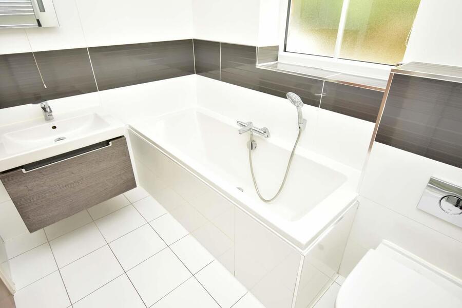 A BATHROOM.JPG