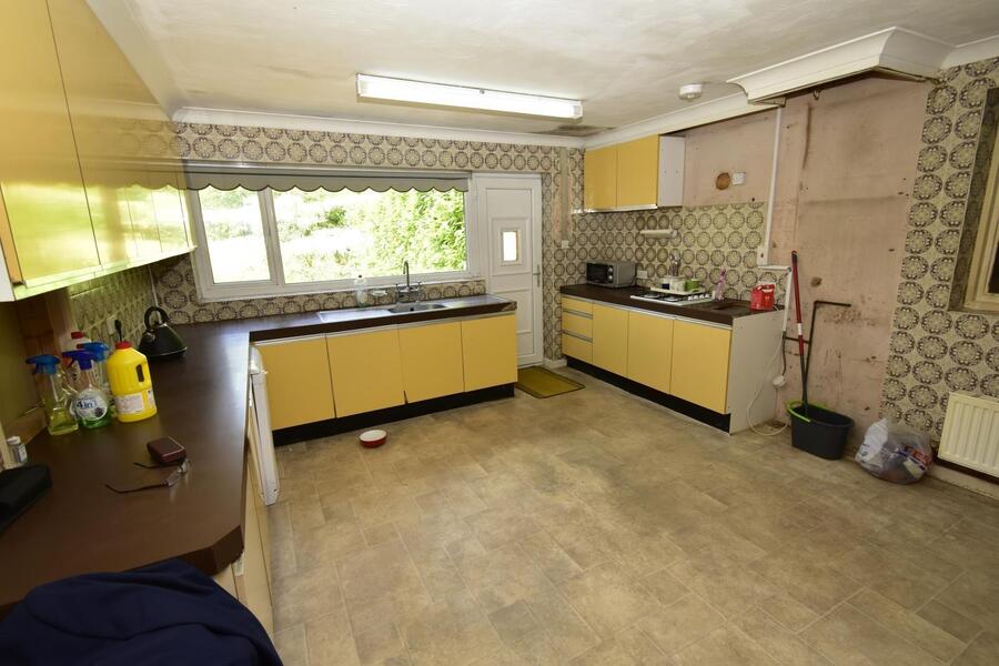 A KITCHEN.JPG