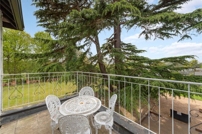 Lyne Crossing Road, Lyne, KT16