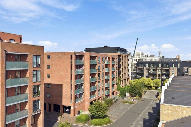 Bathurst Square, London, N15
