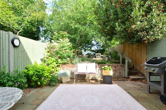 Moon Court, Lee, SE12
