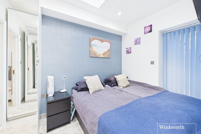 Edgwarebury Lane, Edgware, HA8