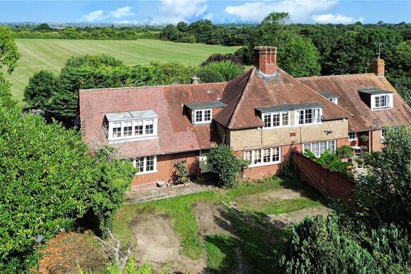 North Looe, Epsom, KT17