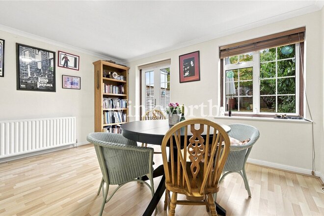 Hoppers Road, London, N21