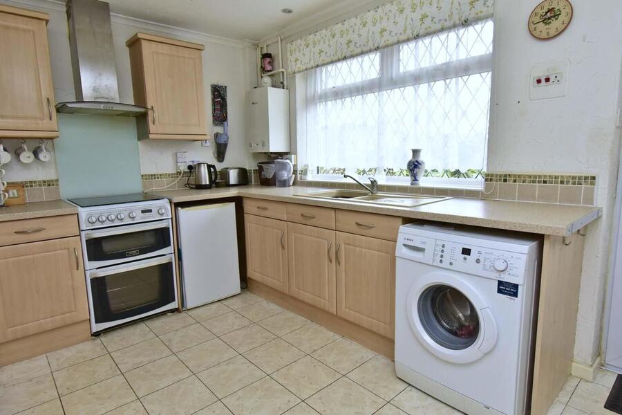 A KITCHEN.JPG