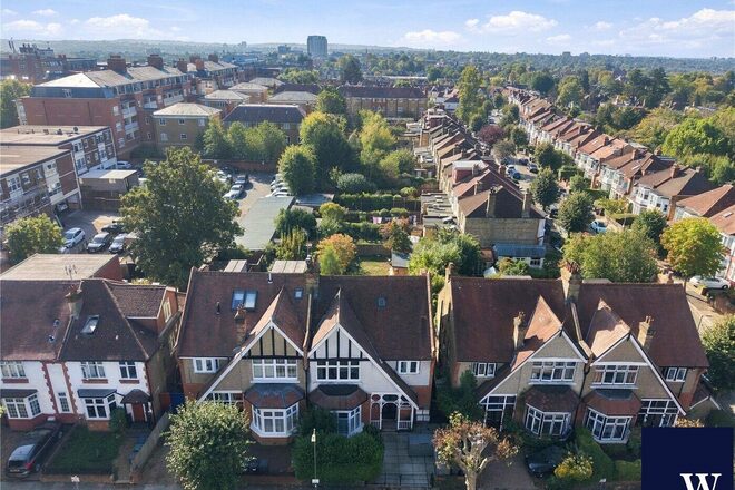 Woodside Grove, Finchley, N12