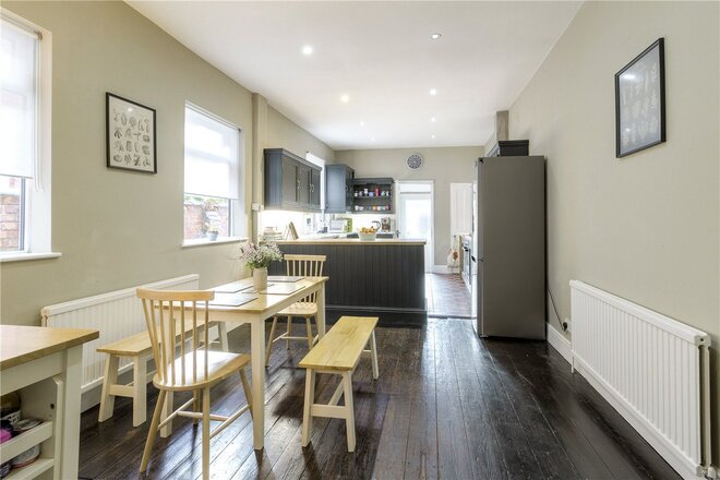 Holly Road, Abington, NN1