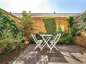 Narrowboat Avenue, Brentford, TW8