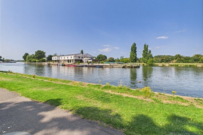 Uxbridge Road, Kingston upon Thames, KT1