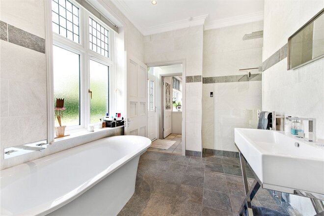 Lyne Crossing Road, Lyne, KT16