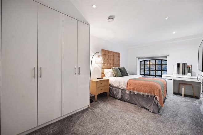 Bull Inn Court, London, WC2R