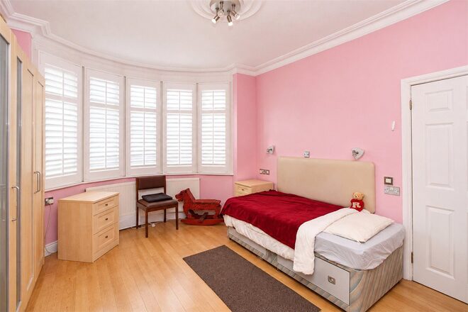 Lord Roberts Avenue, Essex, SS9