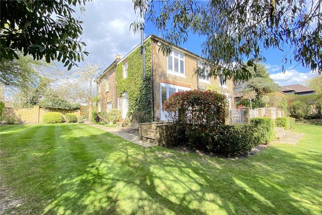 Mayflower Way, Farnham Common, SL2