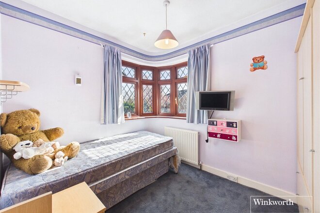 Wolmer Gardens, Edgware, HA8