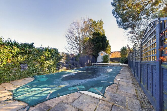 Hook Road, Chessington, KT9