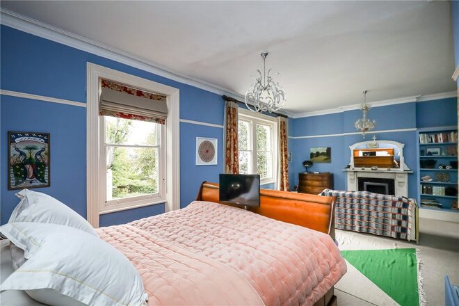Avenue Crescent, London, W3