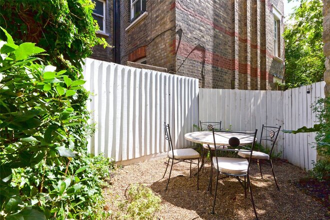 Cloisters Court, London, N6