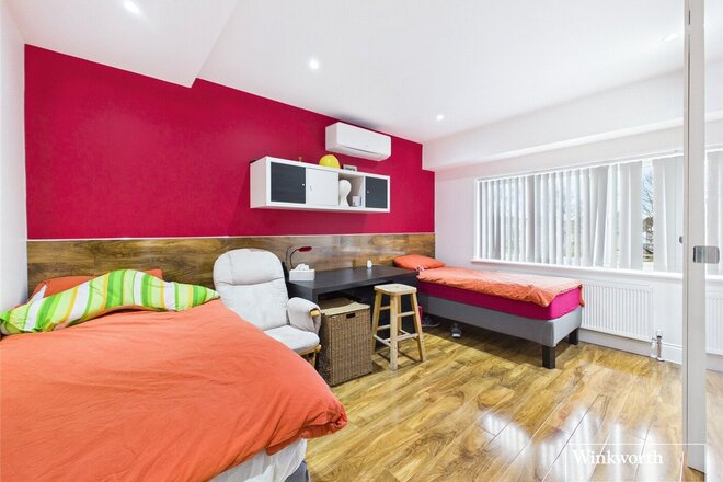 Edgwarebury Lane, Edgware, HA8