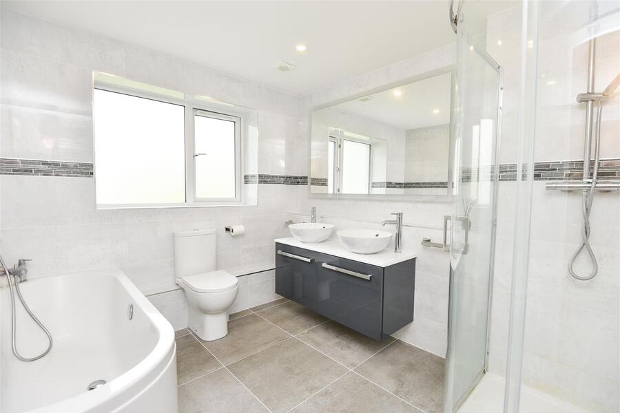 A BEDROOM 1 EN SUITE