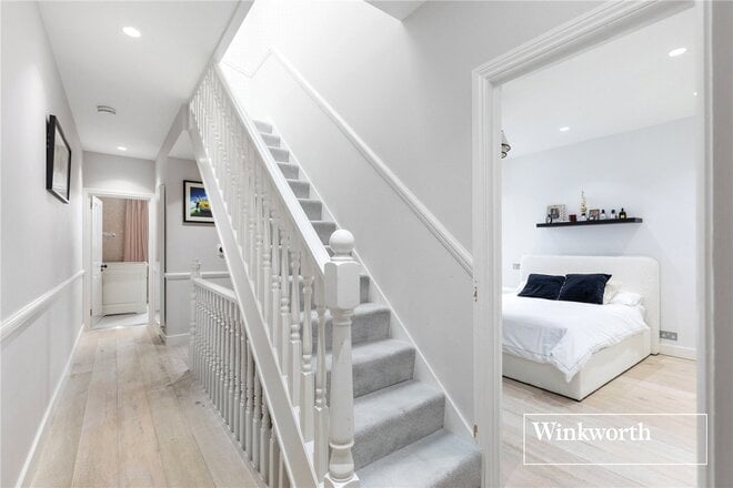 Bow Lane, London, N12