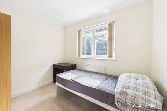 Wolmer Gardens, Edgware, HA8
