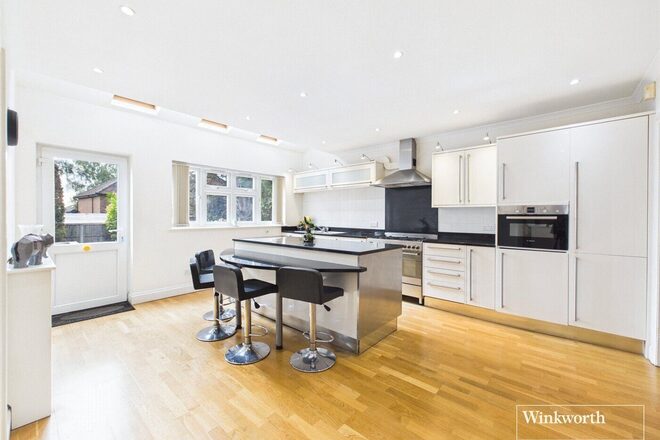 Wolmer Gardens, Edgware, HA8