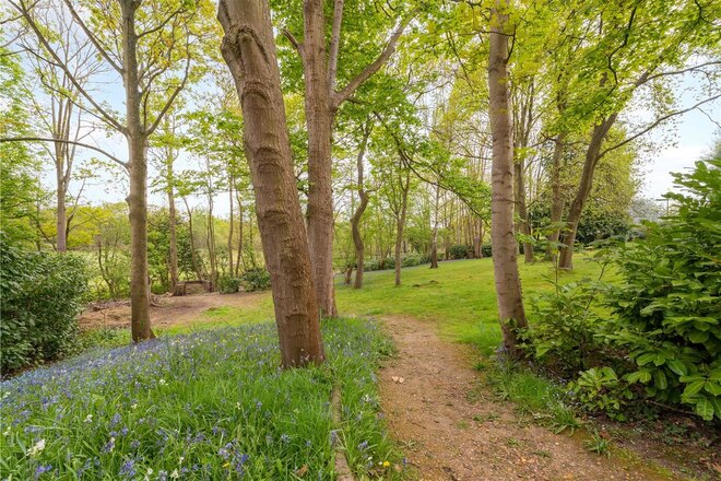 Lyne Crossing Road, Lyne, KT16