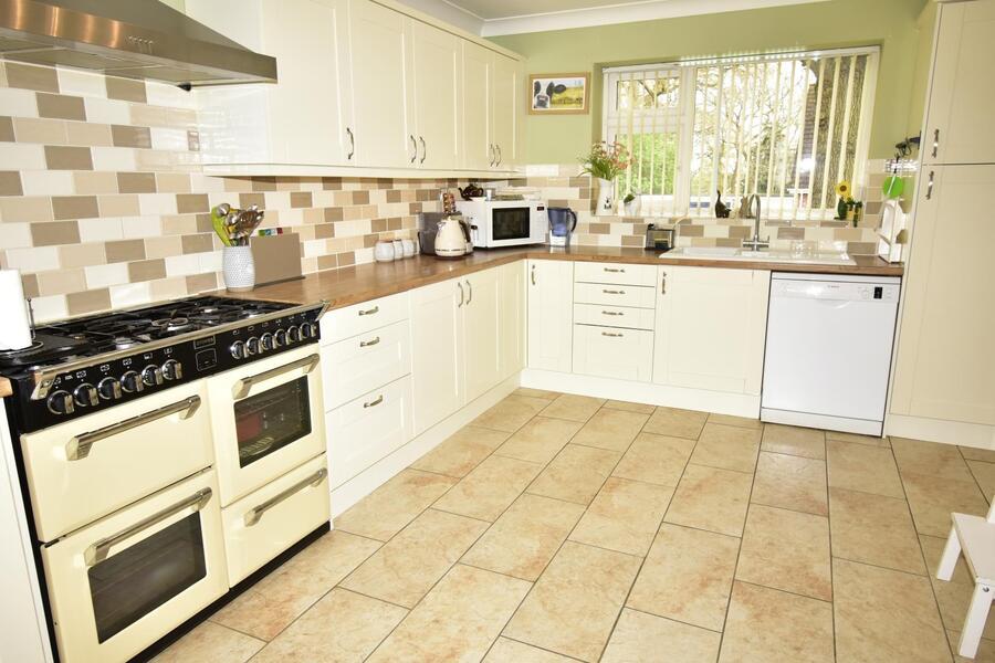 A KITCHEN 1.JPG