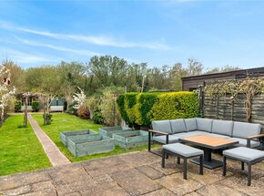 Oxenden Road, Farnham, GU10