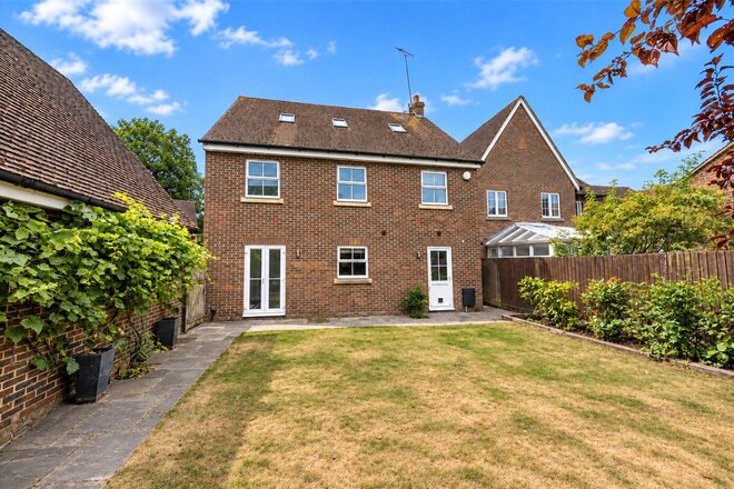 Otterbourne Walk, Sherfield On Loddon, RG27