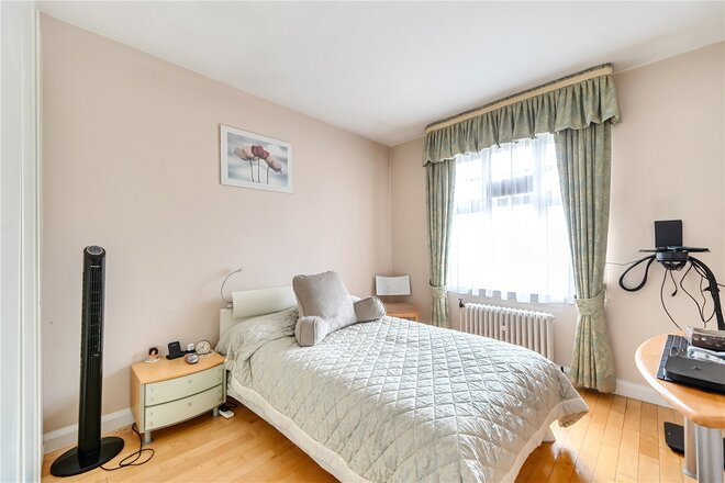 Haslemere Gardens, London, N3