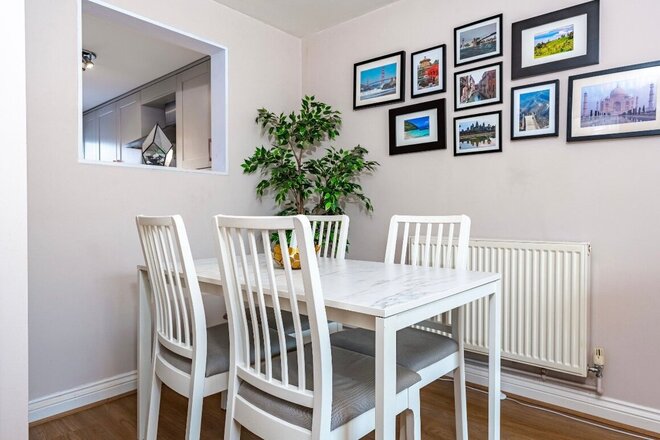 College Gate, Gloucestershire, GL53