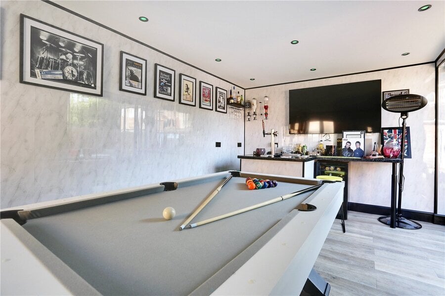 Outbuilding/Bar