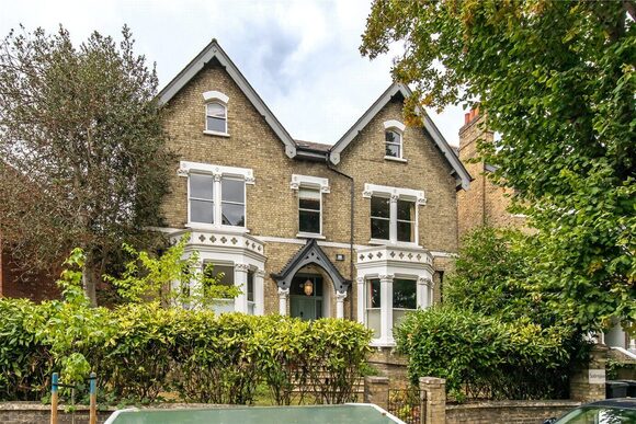 Avenue Crescent, London, W3