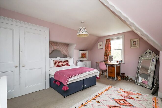 Avenue Crescent, London, W3