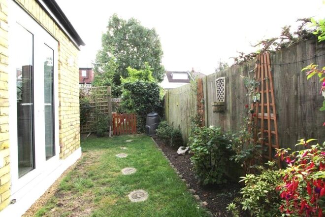 Lynton Avenue, London, W13