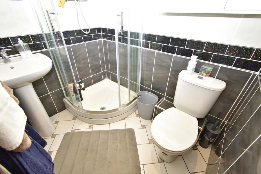A GF SHOWER RM.JPG