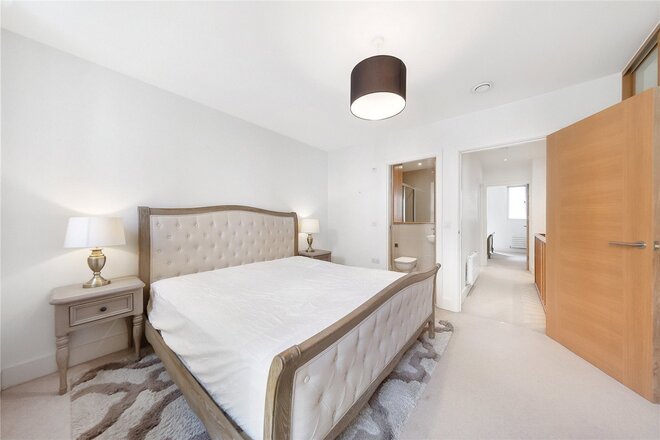 Narrowboat Avenue, Brentford, TW8