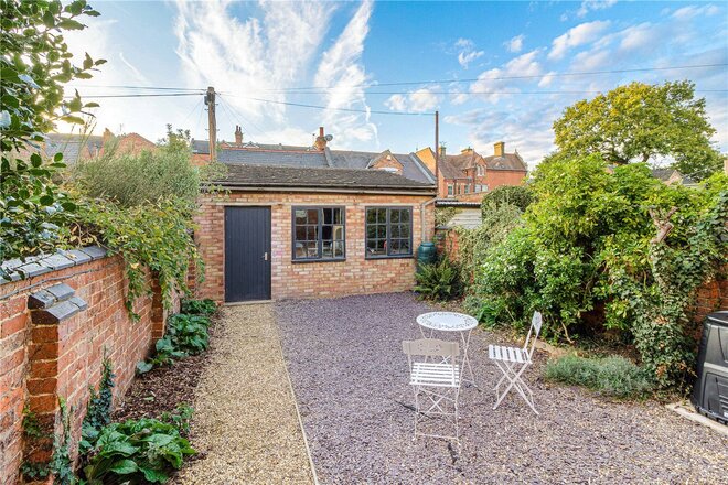 Holly Road, Abington, NN1