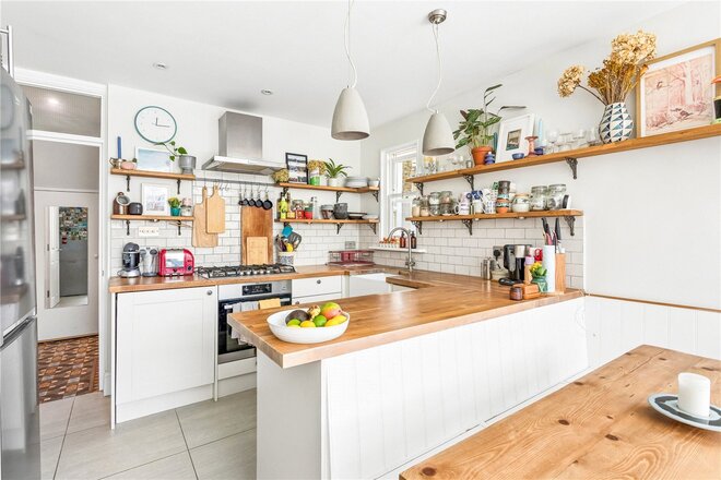 Holmewood Gardens, London, SW2