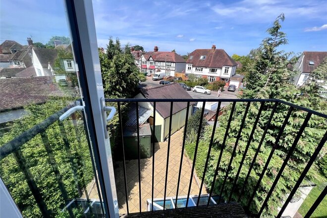 Portsmouth Road, Surrey, KT7