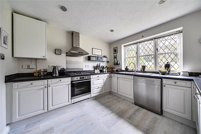 High Street, Farnham, GU10