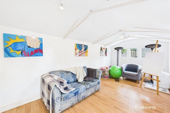 Farm Road, Edgware, HA8