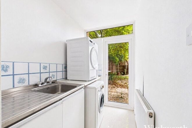 Deena Close, London, W3