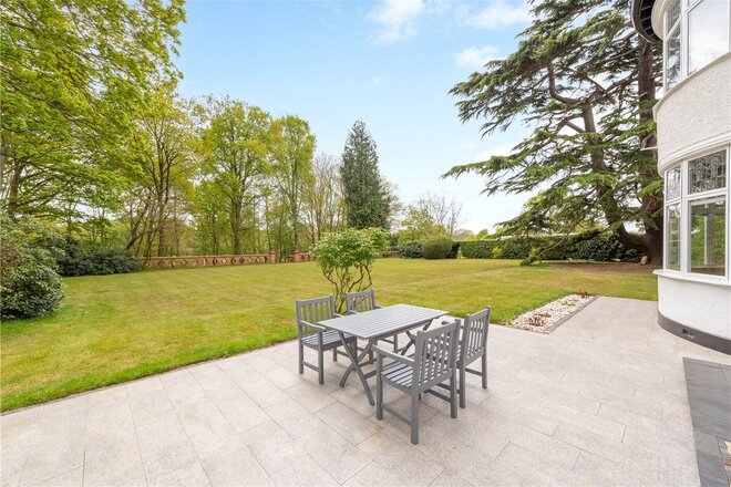 Lyne Crossing Road, Lyne, KT16