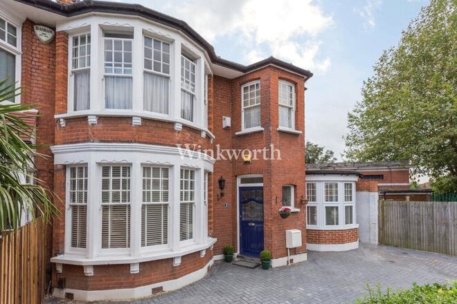 Riverway, London, N13