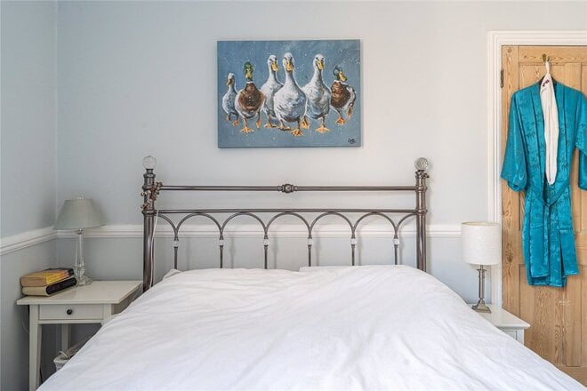 Salford Road, London, SW2