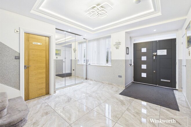 Edgwarebury Lane, Edgware, HA8